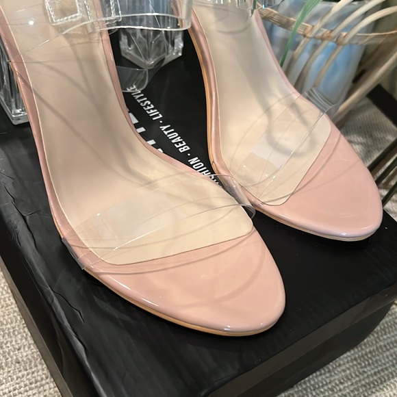 Pretty little thing PLT clear heels nude size 9 ( 8- runs small!) NIB - Picture 2 of 6